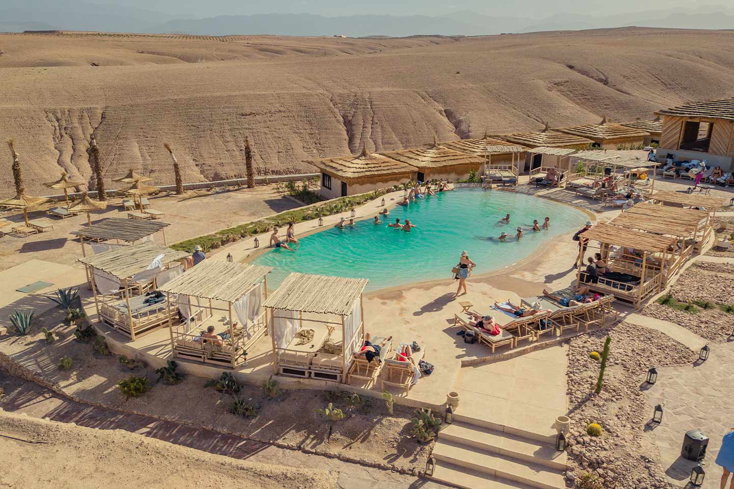 Piscine-Camp-de-Luxe-Agafay-Desert-Maroc-Vue-Panoramique